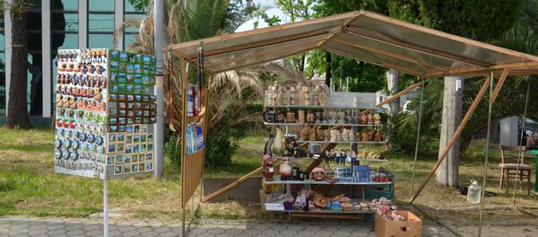 Торговые палатки на набережной. Торговые палатки на набережной. - Sputnik Абхазия