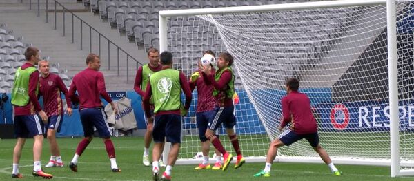 Россия на Евро-2016: тренировка перед матчем и заявление Слуцкого о фанатах Россия на Евро-2016: тренировка перед матчем и заявление Слуцкого о фанатах - Sputnik Абхазия