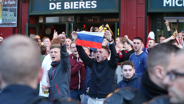 Болельщики с российским флагом на одной из улиц во французском городе Лилле. - Sputnik Абхазия
