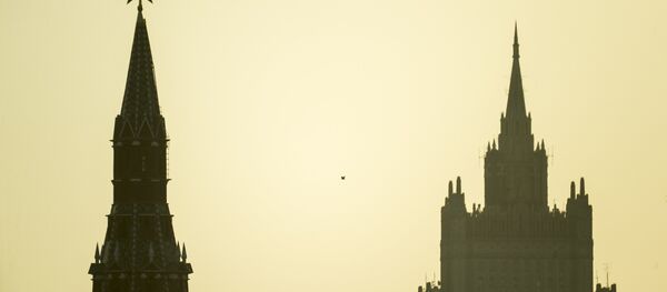 Водовзводная башня Московского Кремля (слева) и высотное здание министерства иностранных дел РФ - Sputnik Абхазия