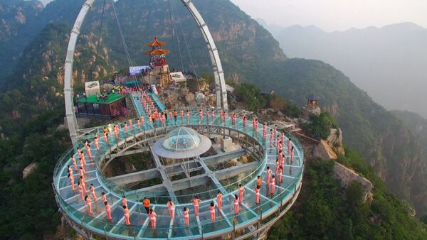 Йога над пропастью: десятки китайцев выполняли асаны на высоте 396 метров - Sputnik Абхазия