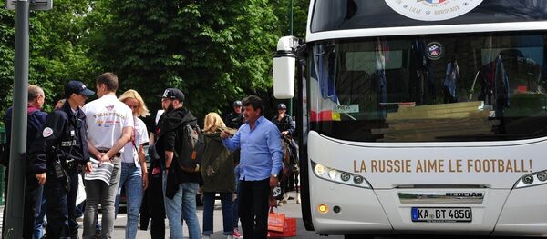 Болельщики атаковали автобус журналистов, приняв его за автобус сборной РФ - Sputnik Абхазия
