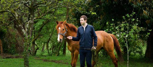 Леон и его питомец Бзоу Леон и его питомец Бзоу - Sputnik Абхазия