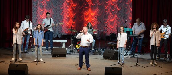 Детский эстрадно-музыкальный театр Каданс на сцене Русского театра - Sputnik Абхазия