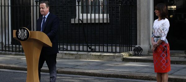 Премьер-министр Великобритании Дэвид Кэмерон говорит с прессой в окружении своей жены в центре Лондона 24 июня 2016 года. Премьер-министр Великобритании Дэвид Кэмерон говорит с прессой в окружении своей жены в центре Лондона 24 июня 2016 года. - Sputnik Абхазия