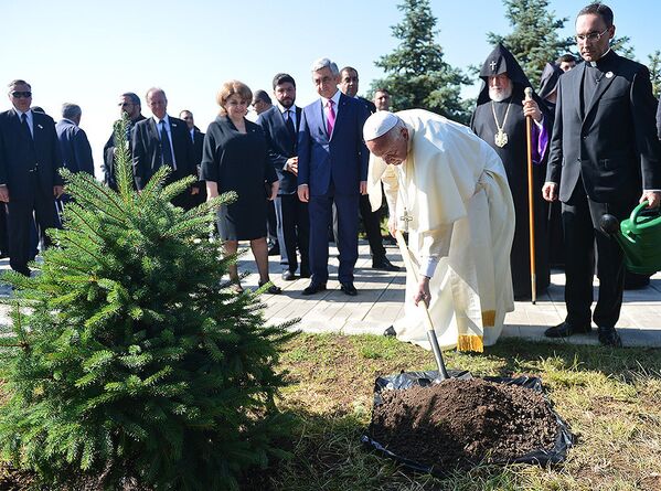Папа Римский посетил Мемориал жертв Геноцида армян и посадил дерево - Sputnik Абхазия