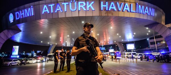 Турецкая полиция у входа в аэропорт ми Ататюрка. 28 июня 2016. Турецкая полиция у входа в аэропорт ми Ататюрка. 28 июня 2016. - Sputnik Абхазия