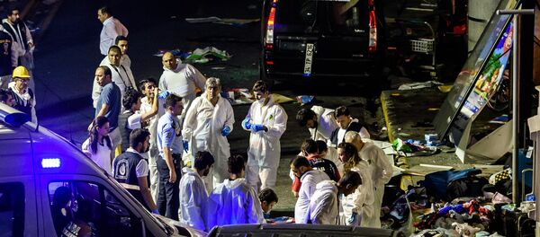 Судмедэксперты на месте взрыва в стамбульском аэропорту Ататюрк. - Sputnik Абхазия