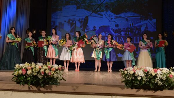 Отличившихся выпускников школ Абхазии поздравили в госфилармонии - Sputnik Абхазия