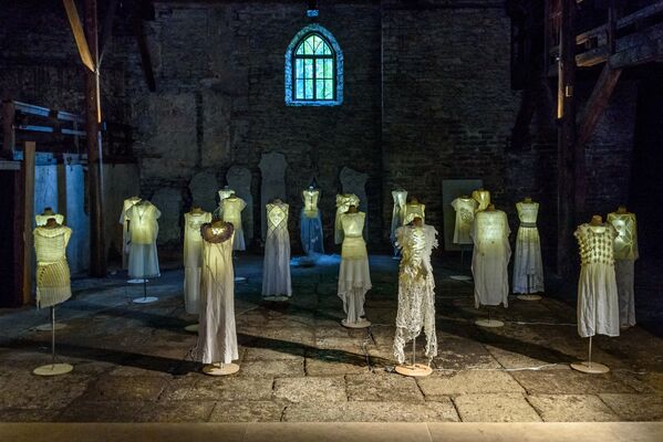 Выставка Прозрачная мода проходит почти в полной темноте. - Sputnik Абхазия