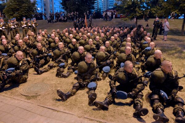 Военнослужащие Сил специальных операций отдыхают во время репетиции парада. - Sputnik Абхазия