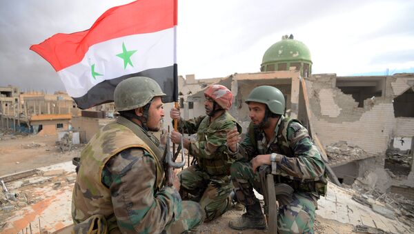 Солдаты сирийской армии (САА) с флагом Сирии. Архивное фото - Sputnik Абхазия