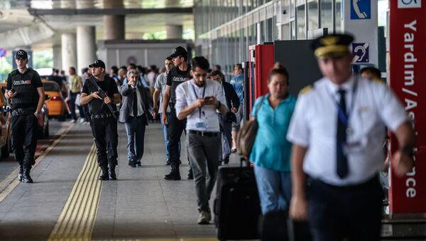 Сотрудники турецких спецслужб стоят на страже в аэропорту Ататюрк. - Sputnik Абхазия