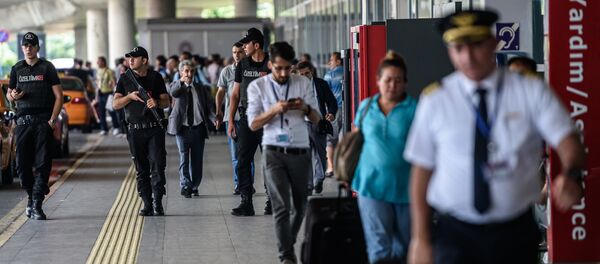 Сотрудники турецких спецслужб стоят на страже в аэропорту Ататюрк. Сотрудники турецких спецслужб стоят на страже в аэропорту Ататюрк. - Sputnik Абхазия