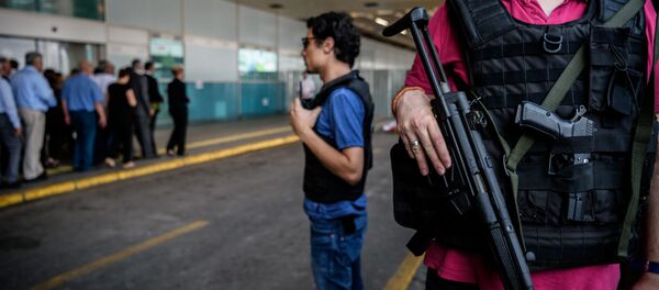 Сотрудники турецких спецслужб стоят на страже в аэропорту Ататюрк. Сотрудники турецких спецслужб стоят на страже в аэропорту Ататюрк. - Sputnik Абхазия