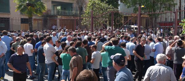 Участники митинга оппозиции переместились к зданию МВД Участники митинга оппозиции переместились к зданию МВД - Sputnik Абхазия