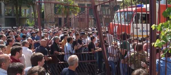 Участники митинга оппозиции снесли ворота МВД Участники митинга оппозиции снесли ворота МВД - Sputnik Абхазия