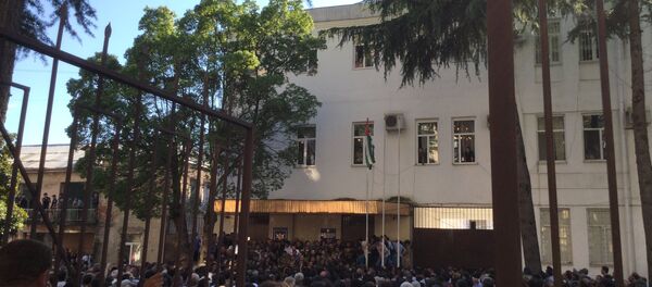 Митингующие у здания МВД Митингующие у здания МВД - Sputnik Абхазия