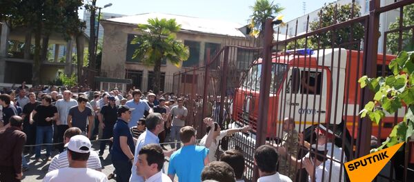 Толпа выломала ворота и ворвалась во двор МВД Абхазии Толпа выломала ворота и ворвалась во двор МВД Абхазии - Sputnik Абхазия