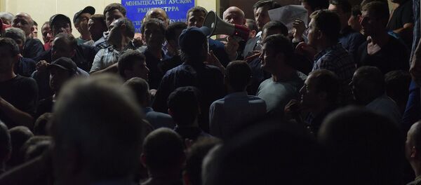 Виталий Габния зачитывает заявление президента. - Sputnik Абхазия