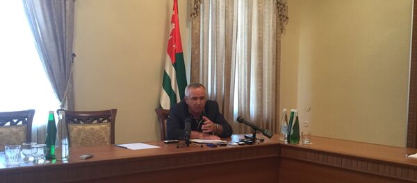 Секретарь Совета Безопасности Абхазии Мухамед Килба прокомментировал события 5 июля у здания МВД республики - Sputnik Абхазия