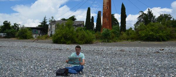 Корреспондент Sputnik Владимир Бегунов на фоне сухумского маяка - Sputnik Абхазия