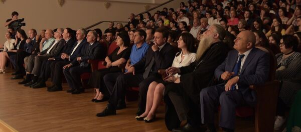 Президент Абхазии лично вручал дипломы выпускникам-отличникам АГУ Президент Абхазии лично вручал дипломы выпускникам-отличникам АГУ - Sputnik Абхазия