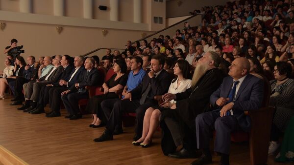 Президент Абхазии лично вручал дипломы выпускникам-отличникам АГУ - Sputnik Абхазия