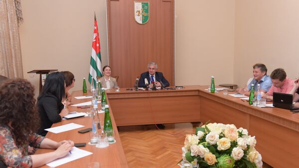 Президент Абхазии Руаль Хаджимба на брифинге по итогам референдума. - Sputnik Абхазия