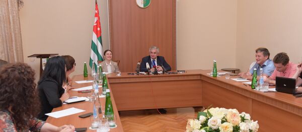 Президент Абхазии Руаль Хаджимба на брифинге по итогам референдума. Президент Абхазии Руаль Хаджимба на брифинге по итогам референдума. - Sputnik Абхазия
