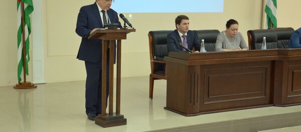 Артур Миквабия на встрече с главами городов и районов республики. - Sputnik Абхазия