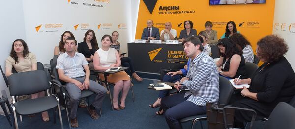 Аоператә шәаҳәаҩы Хьыбла Гьерзмааԥҳаи арежиссиор Александр Тители Аԥсныи рыбжьара авидеоеимадара. - Sputnik Аҧсны