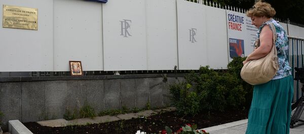 Цветы в память о погибших в Ницце у посольства Франции - Sputnik Абхазия