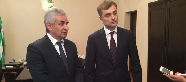Встреча президента Абхазии Рауля Хаджимба с представителем президента РФ Владиславом Сурковым Встреча президента Абхазии Рауля Хаджимба с представителем президента РФ Владиславом Сурковым - Sputnik Абхазия