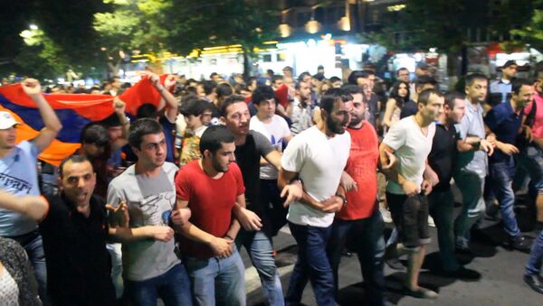 Ереванцы вышли на акцию протеста из-за ситуации с захваченным зданием полиции - Sputnik Абхазия