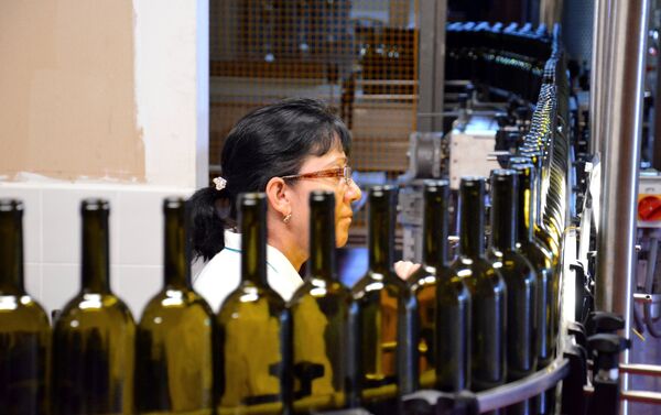 Контроль пустых бутылок перед розливом на предприятии ООО Напитки Абхазии и Ко в Пицунде. - Sputnik Аҧсны