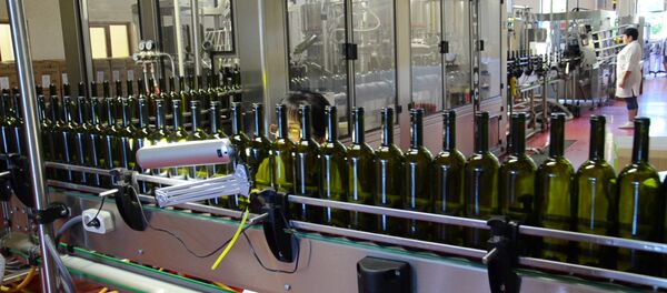 Абхазские Нарты сходят с конвейера. Видео производства вина - Sputnik Аҧсны