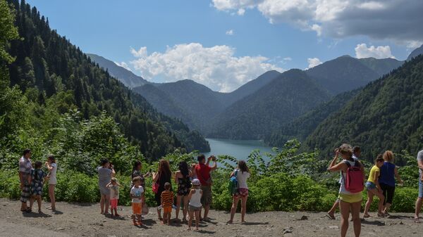 Туристы фотографируют на озере Рица - Sputnik Абхазия
