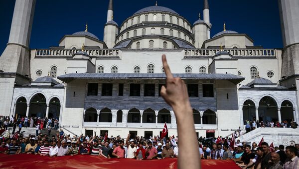 Сторонники Эрдогана держат гигантский турецкий флаг во время похорон жертв попытки переворота, в мечети Коджатепе в Анкаре 17 июля 2016 года. - Sputnik Абхазия