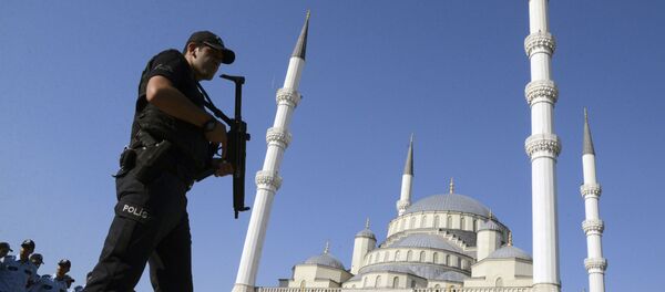 Вооруженный офицер турецкой полиции стоит на страже во время церемонии похорон жертв провалившейся 15 июля попытки государственного переворота, в мечети Коджатепе в Анкаре 17 июля 2016 года Вооруженный офицер турецкой полиции стоит на страже во время церемонии похорон жертв провалившейся 15 июля попытки государственного переворота, в мечети Коджатепе в Анкаре 17 июля 2016 года - Sputnik Абхазия