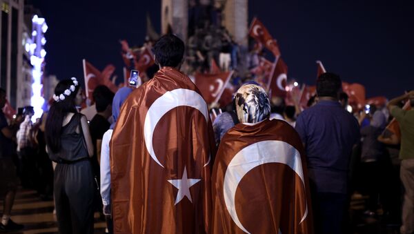 Сторонники Эрдогана во время демонстрации в поддержку правительства в Стамбуле 16 июля 2016. - Sputnik Абхазия
