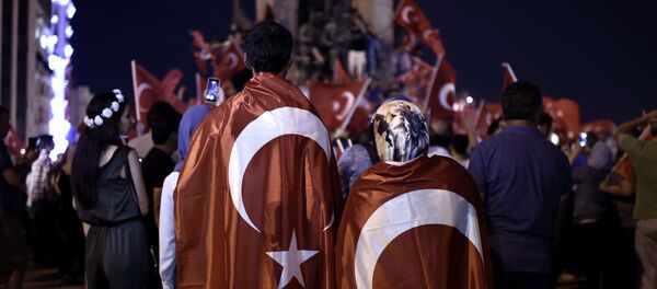 Сторонники Эрдогана во время демонстрации в поддержку правительства в Стамбуле 16 июля 2016. Сторонники Эрдогана во время демонстрации в поддержку правительства в Стамбуле 16 июля 2016. - Sputnik Абхазия