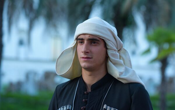 Черкеска, или по-абхазски акуымжвы (акәымжәы – прим.) – традиционный мужской костюм абхазов - Sputnik Абхазия