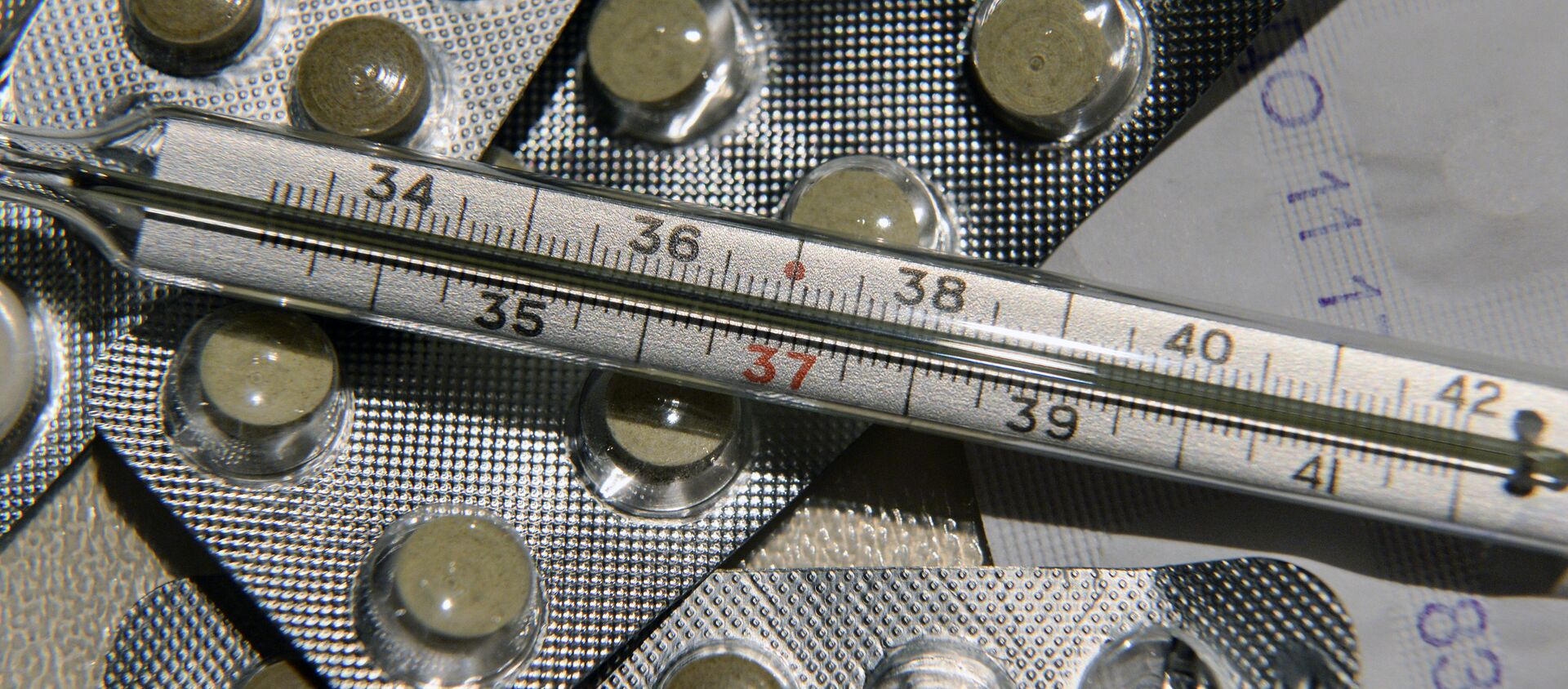 Лекарственные препараты и градусник для измерения температуры - Sputnik Аҧсны, 1920, 19.05.2021