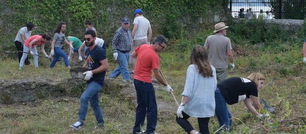 Лопаты, грабли, топоры: активисты расчищали древнейшие строения Сухума - Sputnik Абхазия