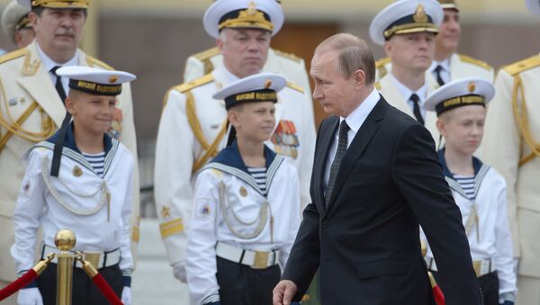 Президент РФ В. Путин приниял участие в праздновании Дня ВМФ в Санкт-Петербурге - Sputnik Абхазия