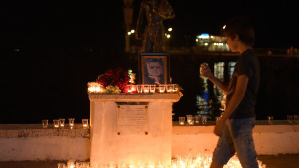 Свечи у скульптуры Чик на вечере в память о Фазиле Искандере - Sputnik Абхазия