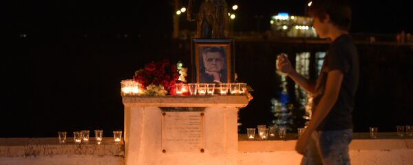 Свечи у скульптуры Чик на вечере в память о Фазиле Искандере - Sputnik Абхазия