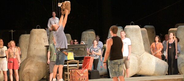 Актеры в шортах и топиках. Кадры генрепетиции Медеи в Сухуме Актеры в шортах и топиках. Кадры генрепетиции Медеи в Сухуме - Sputnik Абхазия