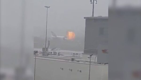Момент взрыва в самолете при приземлении в аэропорту Дубая - Sputnik Абхазия